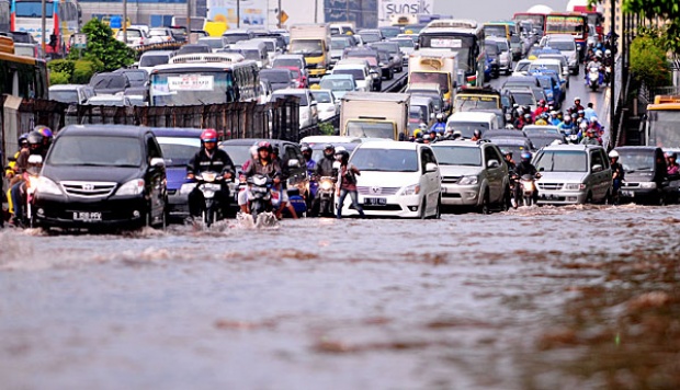 Tips Berkendara Dimusim Banjir