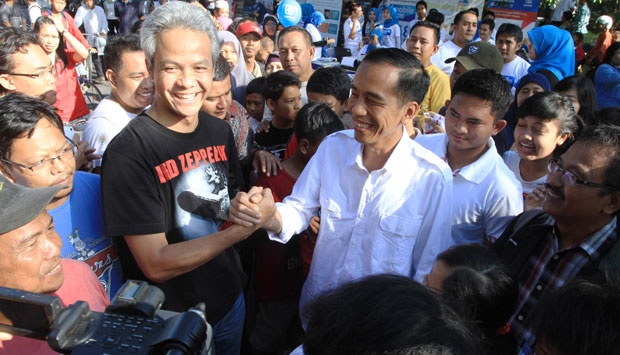 &#91;Jiplak Jilid 2&#93; Jokowi Acung Salam Metal untuk Cagub Jateng Ganjar