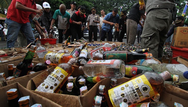 Polisi Musnahkan 13 Ribu Botol Minuman Keras