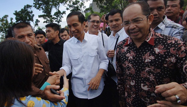 Blusukan Ke Padang, Jokowi Disambut Meriah Mahasiswa di Padang