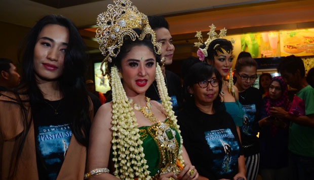 Dewi Perssik 'Mengamuk' Tolak Masuk Mobil Tahanan