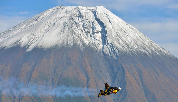 Pria Kelilingi Gunung Fuji dengan Jetpack Pribadi
