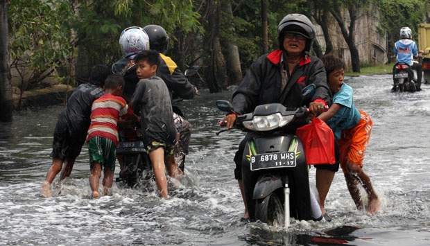 (Tips) Bagi Pengendara Motor Saat Hujan dan Banjir Saat Musim Penghujan Tiba