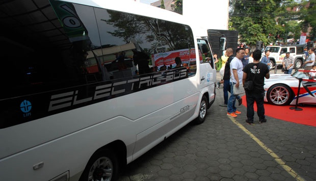 Telkomsel Kucurkan Rp 1,5 Miliar untuk Bus Listrik