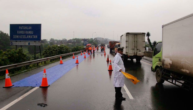 Jalan Tol Cipularang Ambles, Apa Kata Pakar?