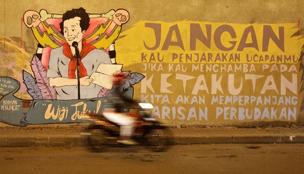 Balas Puisi Fadli, Putri Widji Thukul Menolak Lupa