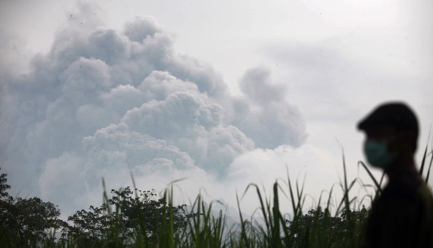 Ketinggian Letusan Gunung Kelud 17 Kilometer!!