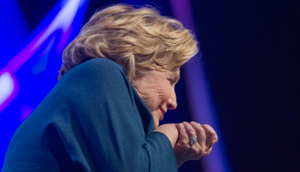 Hillary Clinton Dilempar Sepatu Perempuan Pirang