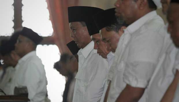 Sudah tidak perlu lagi nanya apakah Prabowo tarawih, jumatan, atau semacamnya