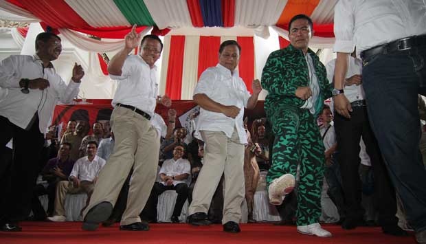 tarik-maanggg-prabowo-joged-bareng-pendukungnya