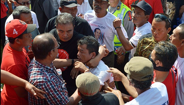 Tunggu Kampanye Jokowi, KADER PDIP Madiun Adu Jotos &#91;siap2 panastak terguncang&#93;