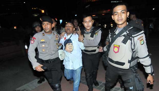&#91;Bbrrr dingiiin...&#93; Rusuh 3 Orang pendukung prabowo nyemplung kolam Indosat