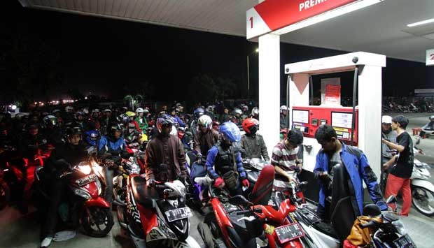 Beli BBM Bersubsidi, Pengendara Antre Empat Jam