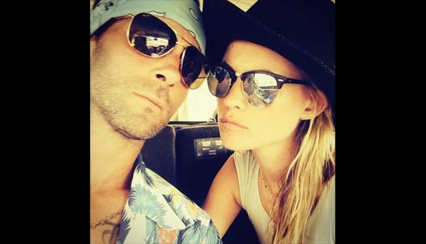 Adam Levine Pamer Foto Selfie Bareng Istri