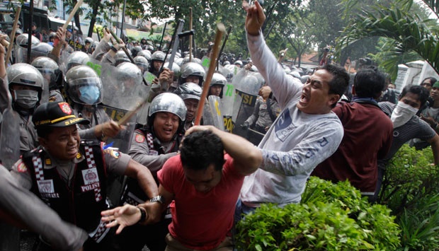 &#91;Bbrrr dingiiin...&#93; Rusuh 3 Orang pendukung prabowo nyemplung kolam Indosat