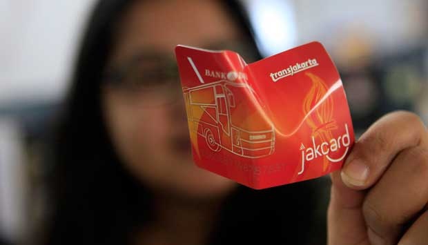 &#91;kalau ga rusak ya disimpen lah gkg&#93;E-Ticket Transjakarta Rusak, Pengguna Buang Kartu