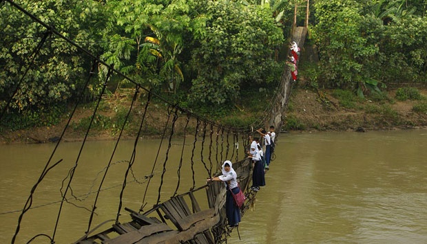 Menteri Anies Minta Masyarakat Laporkan Jembatan Rusak