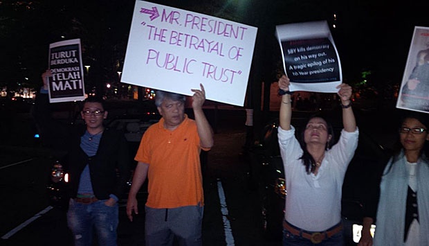 Kecewa UU Pilkada, puluhan WNI demo di depan kantor Twitter