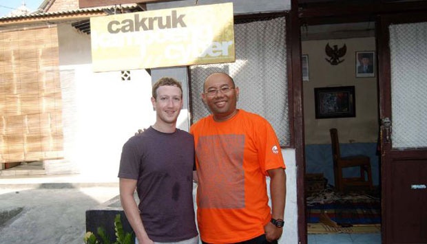 Di Yogya, Bos Facebook Selfie Bareng Ibu-ibu