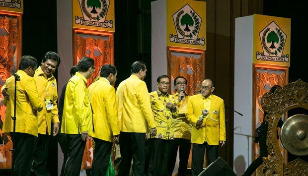 Terpilih Secara Aklamasi, Ical Digendong