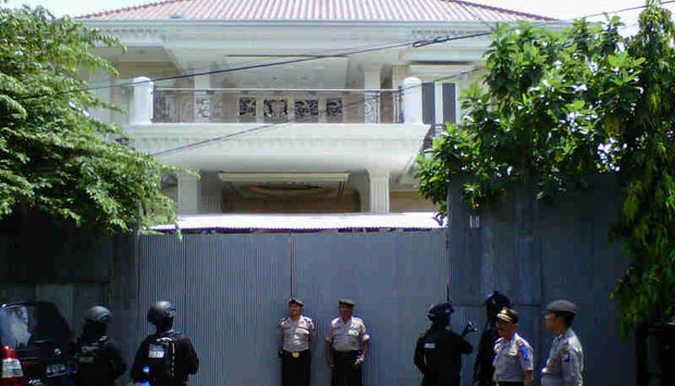 KPK Geledah 5 Rumah Fuad Amin, Bukti Diangkut Truk