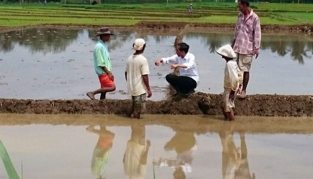 Ke Lokasi Longsor, Jokowi Dialog dengan Petani