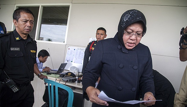 Celetuk Politik Indonesia - Begini Kesibukan Risma di Posko Crisis Air Asia