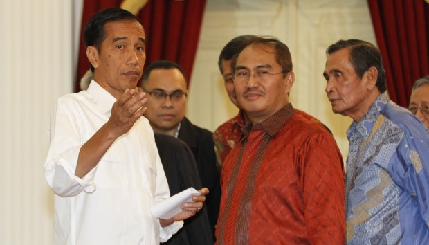 Jokowi Bekerja Sebagai Presiden atau Pelayan Ratu?