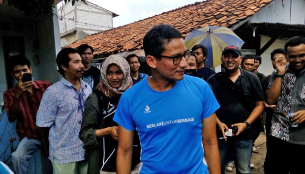 Blusukan ke Pasar, Sandiaga Jadi Rebutan Emak-emak ... apanya yang menarik?