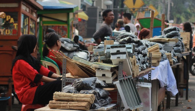 comming-soon-pedagang-tusuk-sate-dan-arang-bertebaran