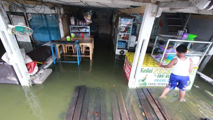Sandiaga Uno Siapkan Karung, Ini Reaksi Korban Banjir Rob Jakut 