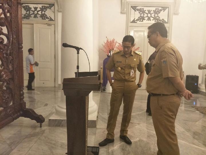 Anies-Sandi Uji Coba Podium Jumpa Pers Seperti di Istana 