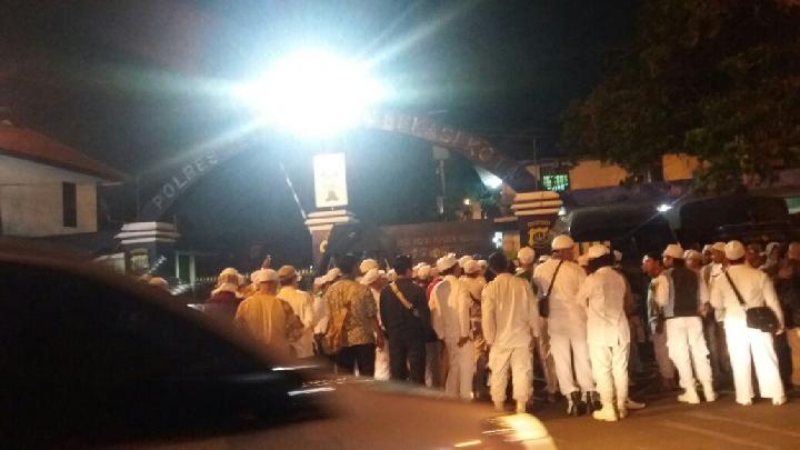 Penjelasan FPI Bekasi Soal Persekusi Tukang Obat