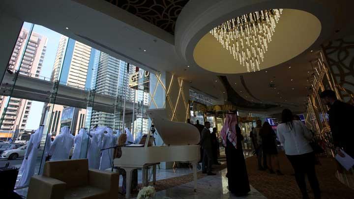 uea-penjarakan-seorang-wanita-dan-putrinya-minum-wine-di-pesawat