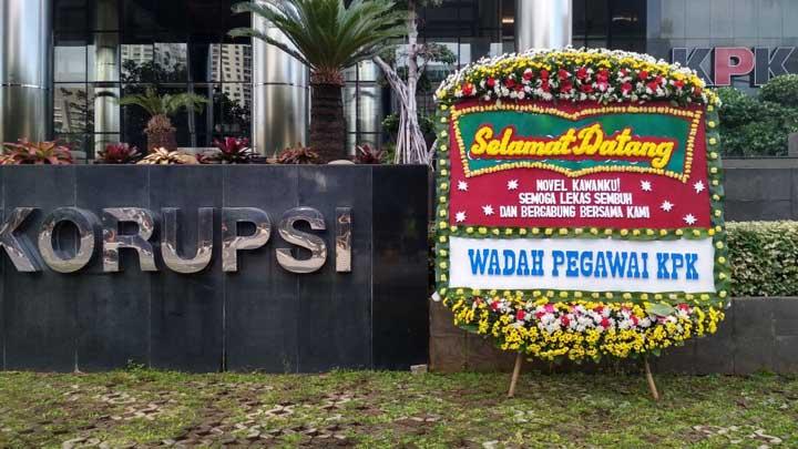 penyambutan-novel-baswedan-di-kpk-baju-putih-dan-novelkembali