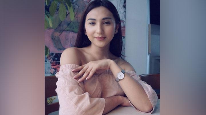 Pindah Agama ke Kristen, Dena Rachman Merasa Damai dan Punya Harapan