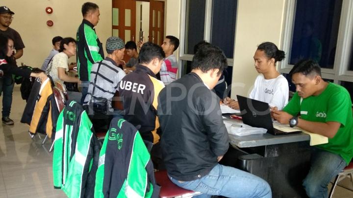 Ojek Online Mengeluh: Kami Korban Perang Tarif Grab dan Go-Jek