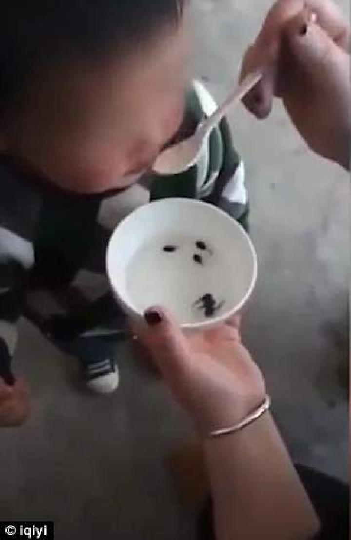 Ibu di Cina Suapi Anaknya Kecebong Hidup