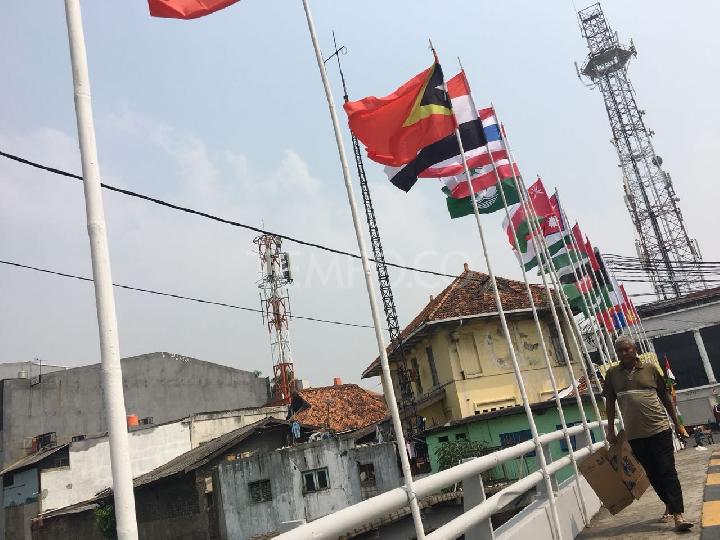 Anies Bela Pemasang Bendera Asian Games di Bambu: Khas Indonesia