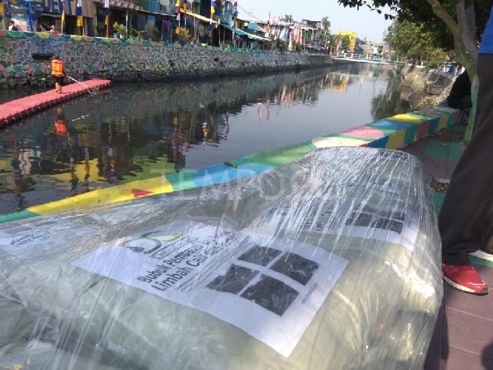 Begini Bubuk Penghilang Bau Bekerja di Kali Item