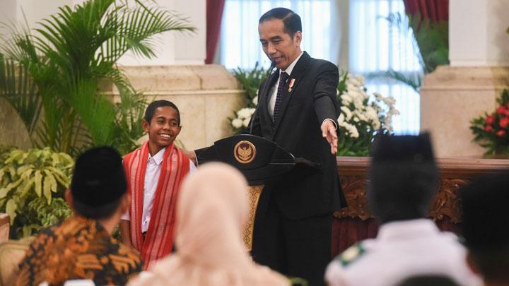 jokowi-lupa-pernah-janjikan-joni-pemanjat-tiang-bendera-masuk-tni