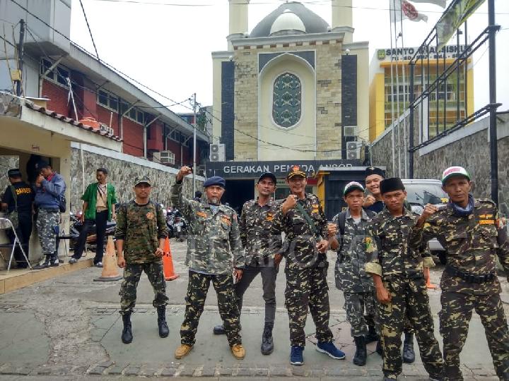 sidang-sugi-nur-diwarnai-baku-hantam-banser-dan-fpi