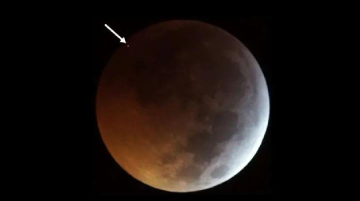 Ilmuwan Tangkap Gambar Meteorit Tabrak Bulan Saat Supermoon