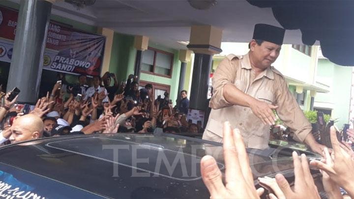 Di Cianjur, Prabowo Naik Mobil Ketua Ormas Garis