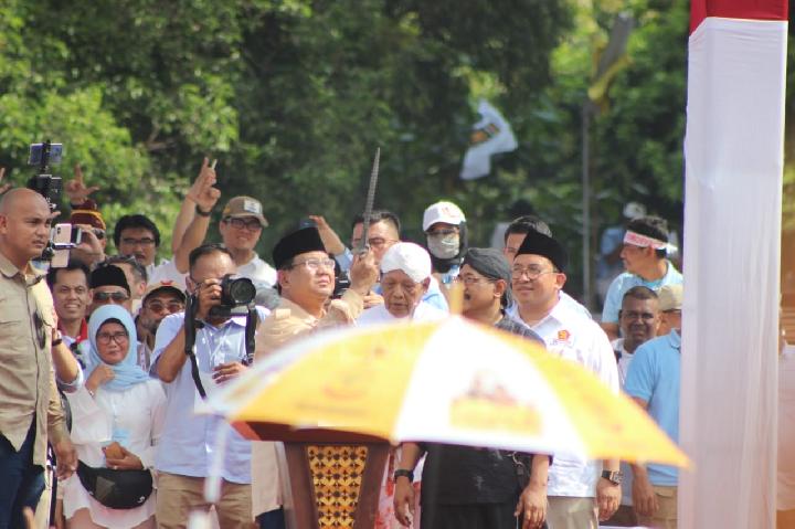 masa-tenang-prabowo-hadiri-wisuda-hingga-resmikan-masjid