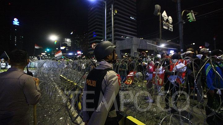 setelah-bubar-ada-massa-rusak-kawat-berduri-bawaslu-dan-ditangkap