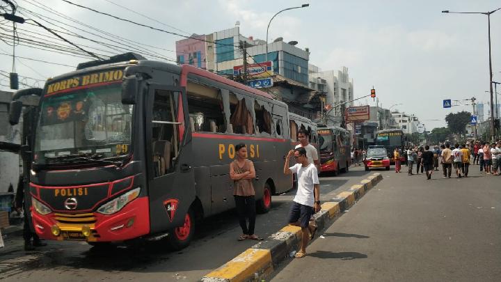 polisi-tangkap-penjarah-mobil-brimob-saat-kerusuhan-22-mei
