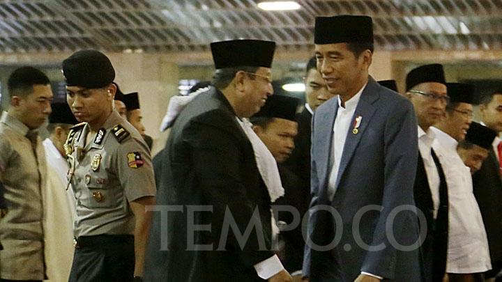 Jokowi Keluar dari Istana, Salami Warga sampai ke Monas