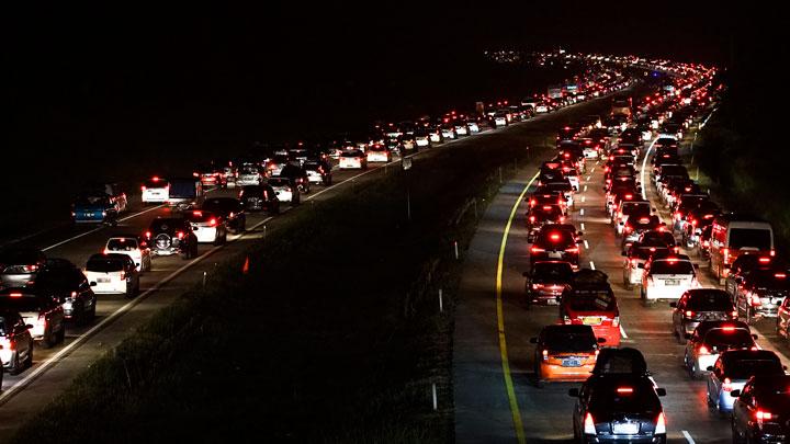 tol-trans-jawa-macet-parah-penumpang-bus-menunggu-12-jam