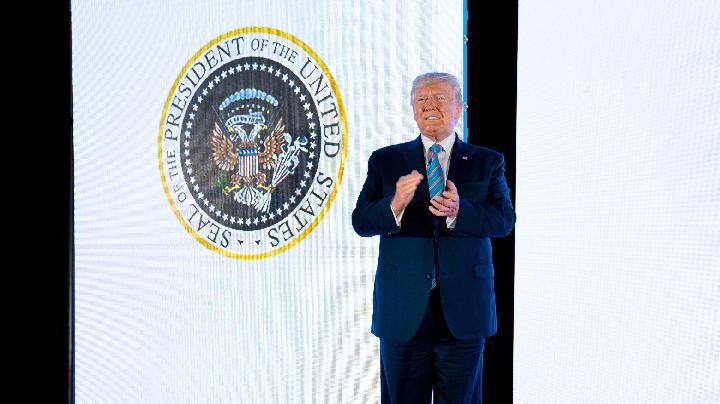 lambang-negara-rusia-muncul-saat-donald-trump-pidato